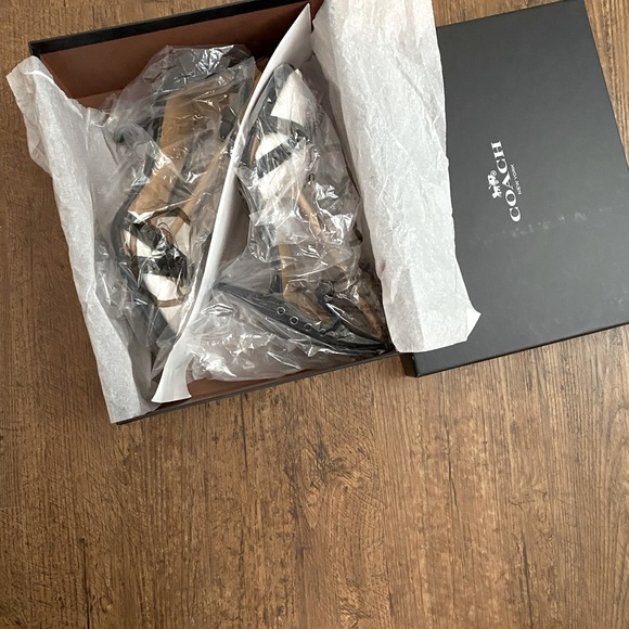 Coach May Polished Pebble 5 1/2 - Picture 7 of 8